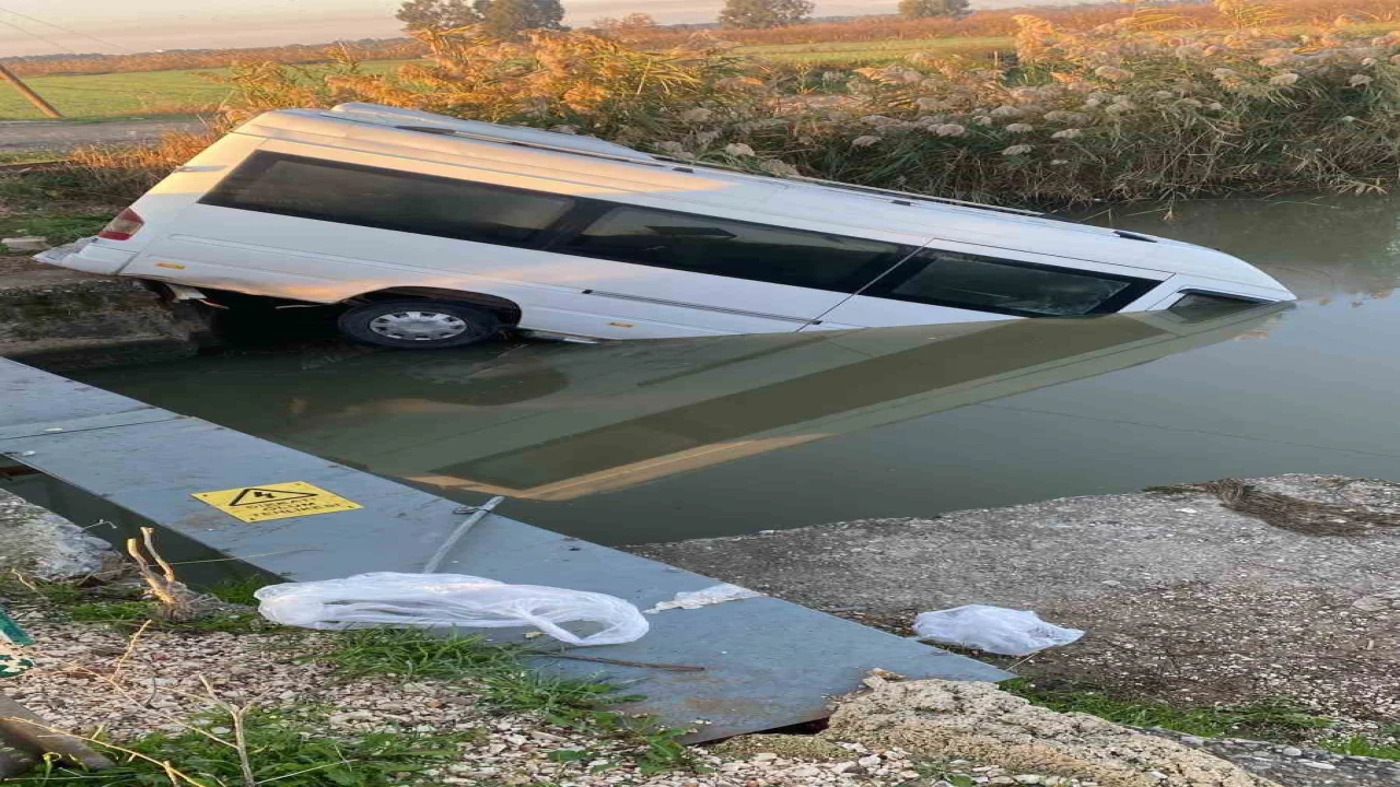 Antalyada minibüs sulama kanalına uçtu