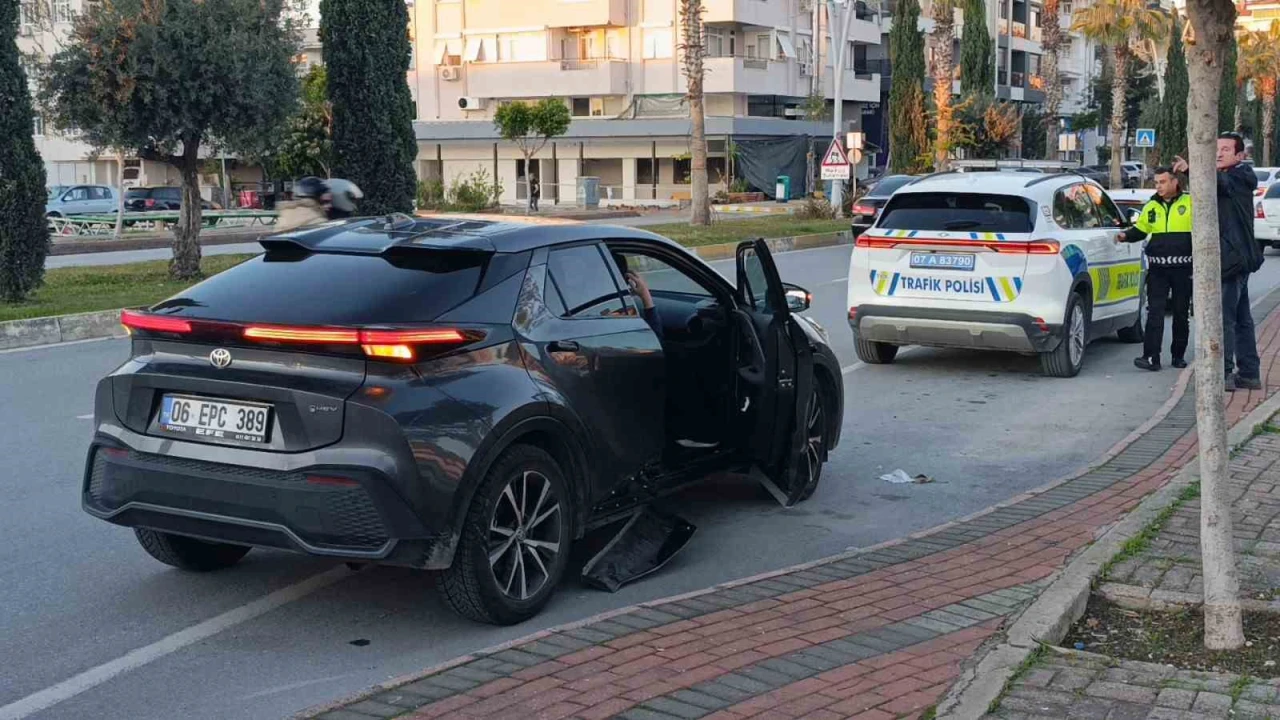 Antalyada motosiklet ile otomobil çarpıştı: 2 yaralı
