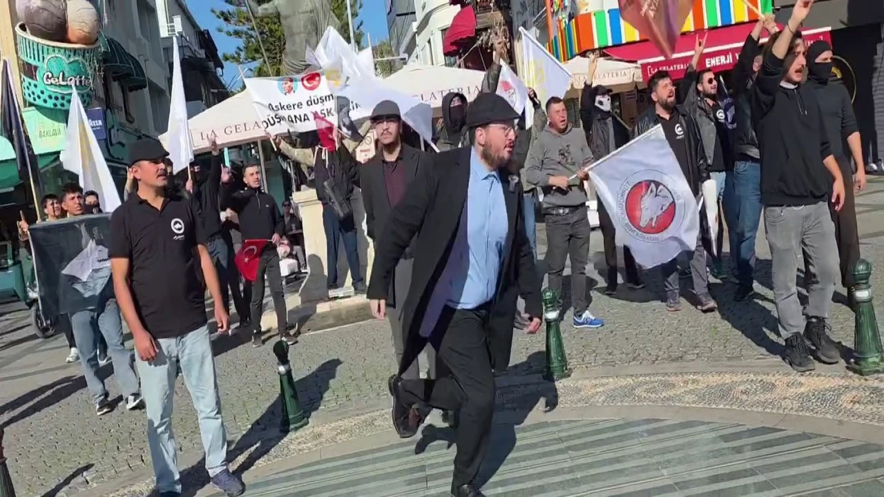 Antalyada muhalif görüşlü gruplar arasında tartışma