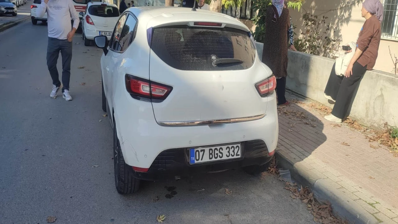 Antalyada park halindeki otomobile çarpan motosikletli yaralandı