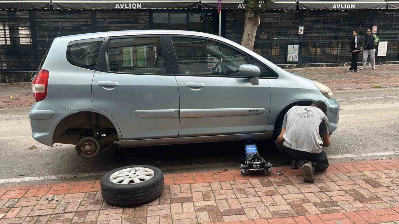 Antalyada park halindeki yaklaşık 20 aracın lastikleri kesildi