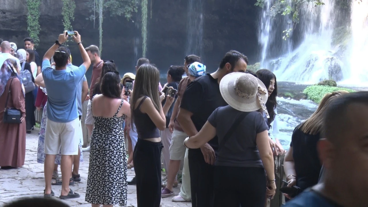 Antalyanın simgelerinden Düden Şelalesi, 2025te yaklaşık 900 bin ziyaretçiyi ağırladı