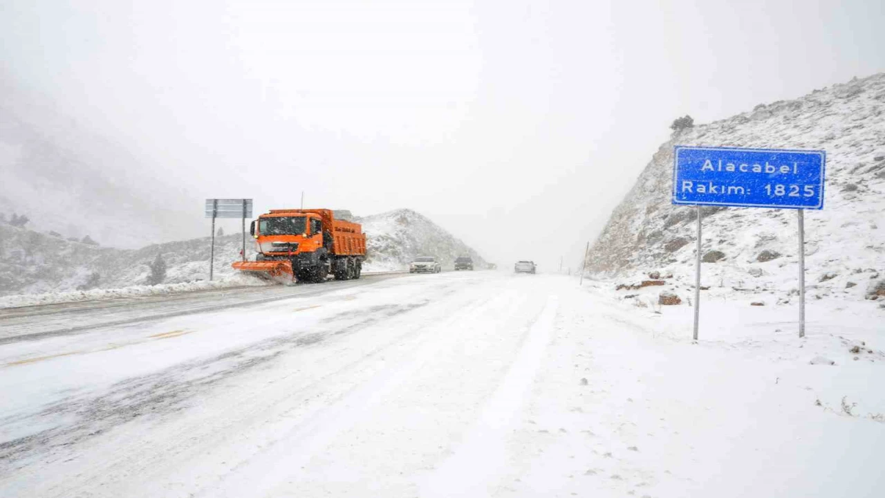 Antalyaya kar yağışı aralıklarla devam ediyor