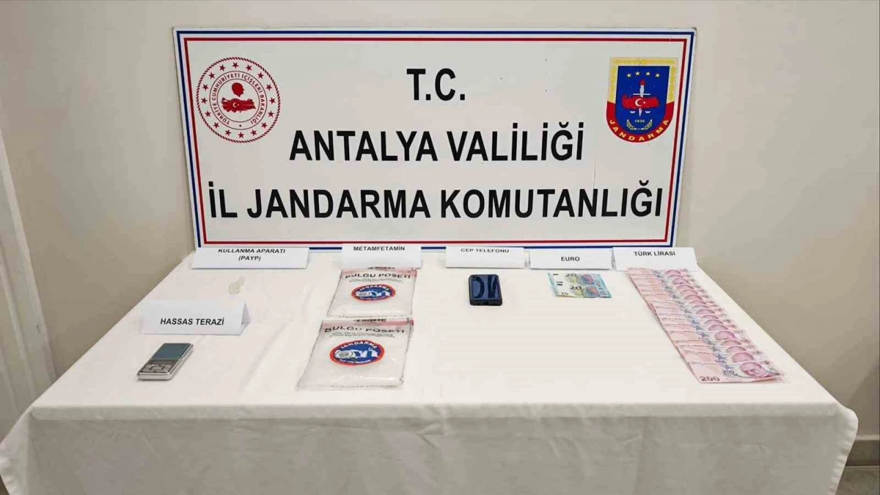 Araçta yapılan aramada 1 kilo 185 gram metamfetamin ele geçirdi