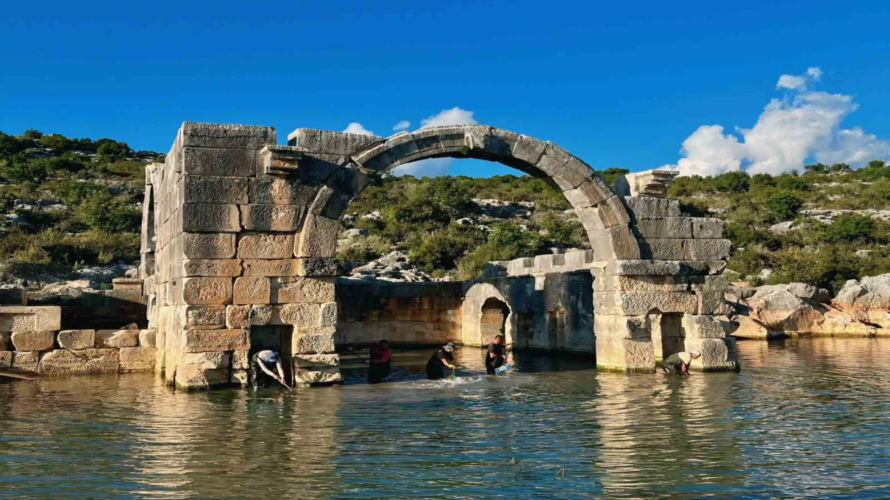 Arkeologların çamur ve suyun içinde bin 850 yıllık antik havuzu gün yüzüne çıkarma çabası