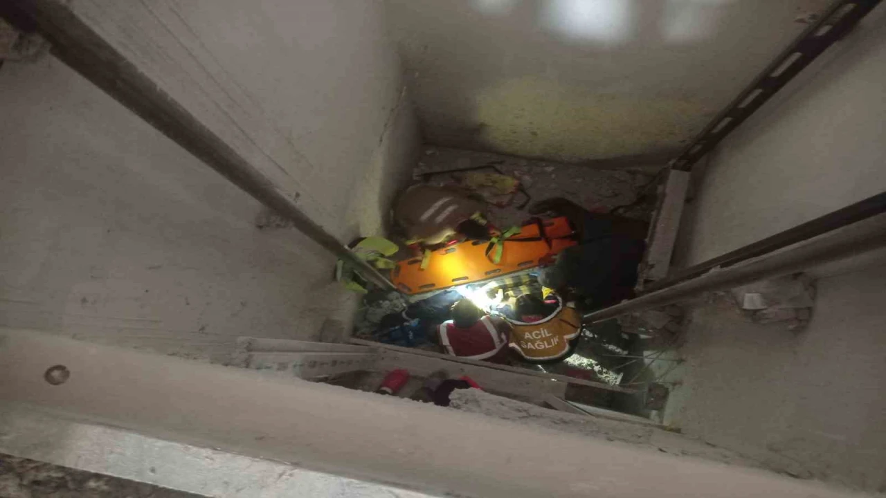 Asansör boşluğuna düşen işçi yaralandı