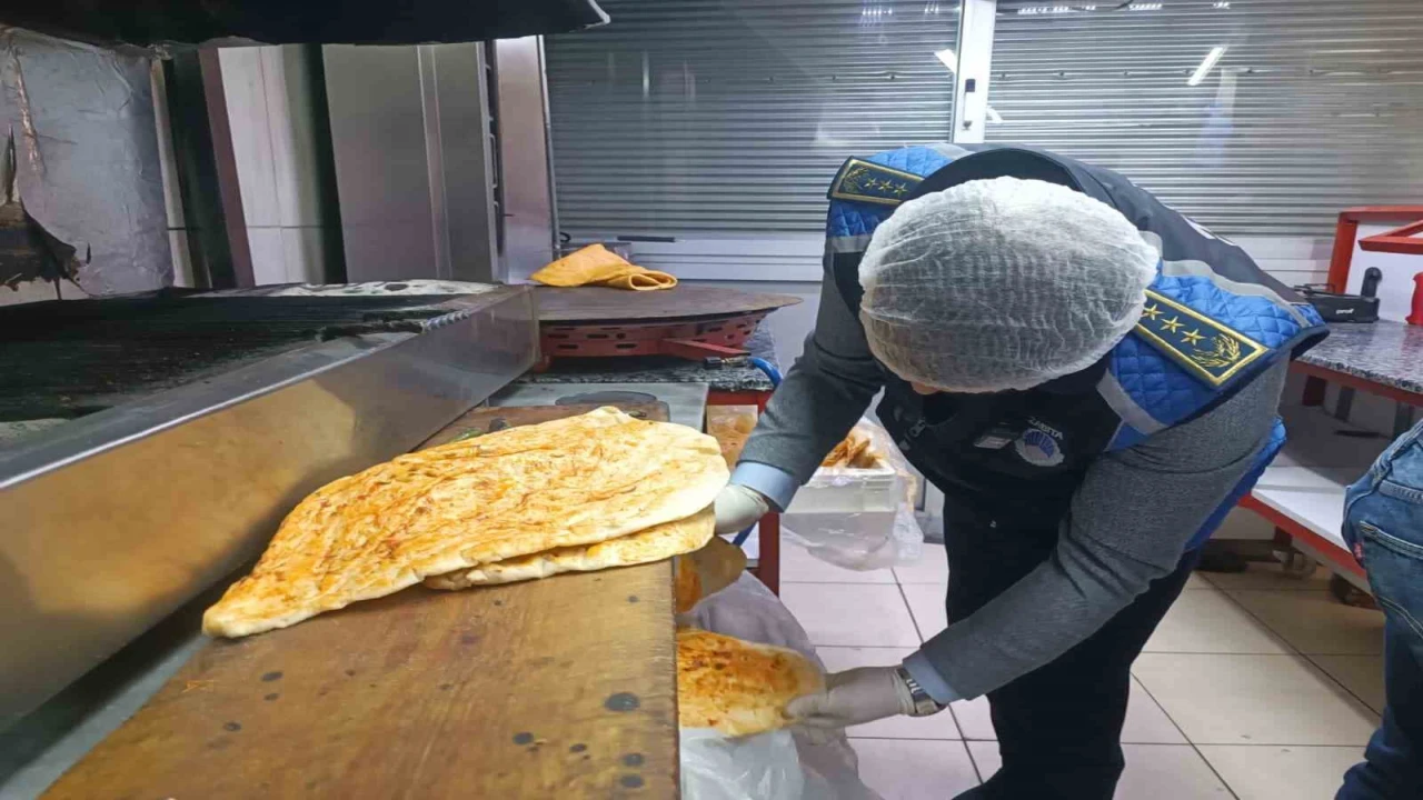 Baharatın içine bozulmasın diye bırakılan çiğ et, zabıta ekiplerini şaşırttı