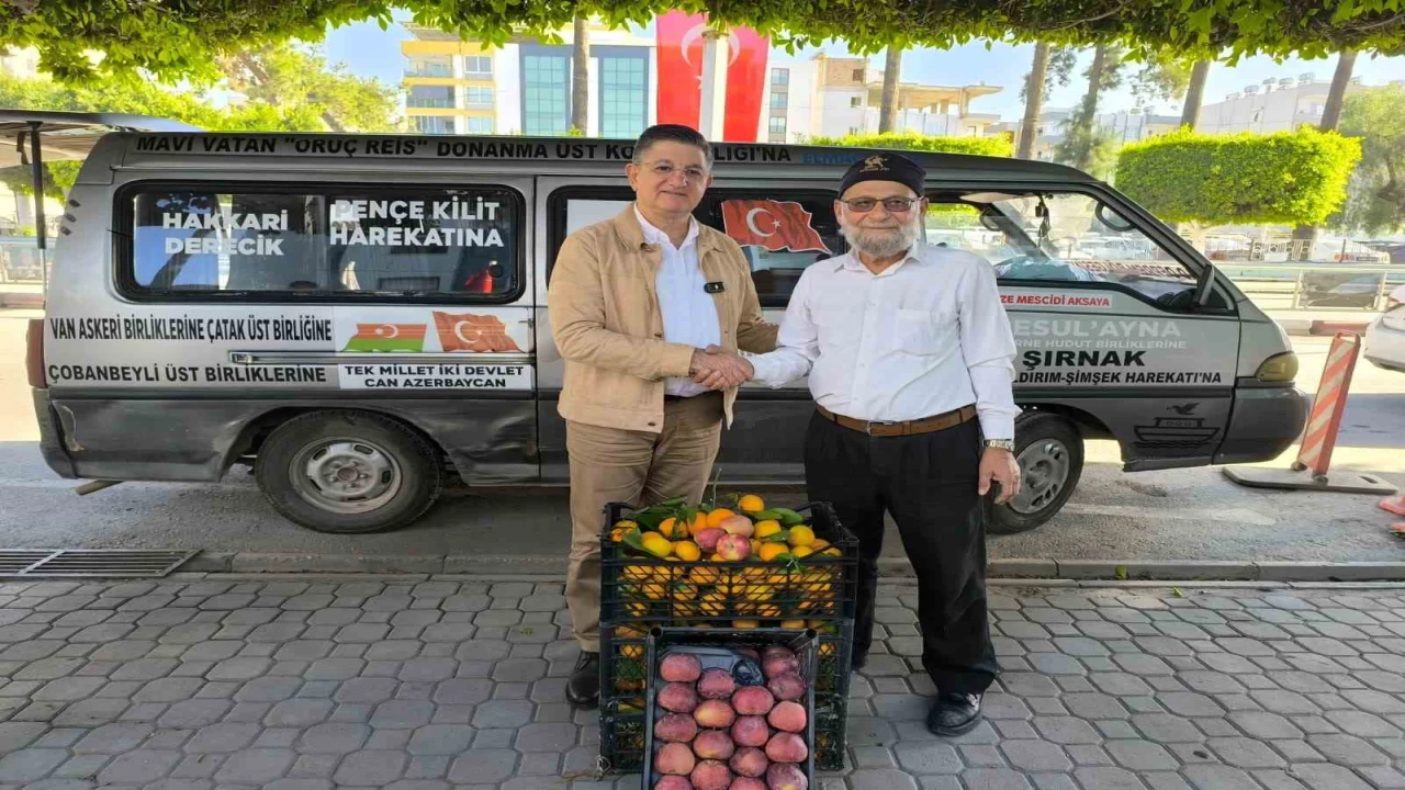 Bahçesini don vuran Elmacı Dede, Hataydan yüklediği mandalinaları Mehmetçiğe götürmek için yola çıktı