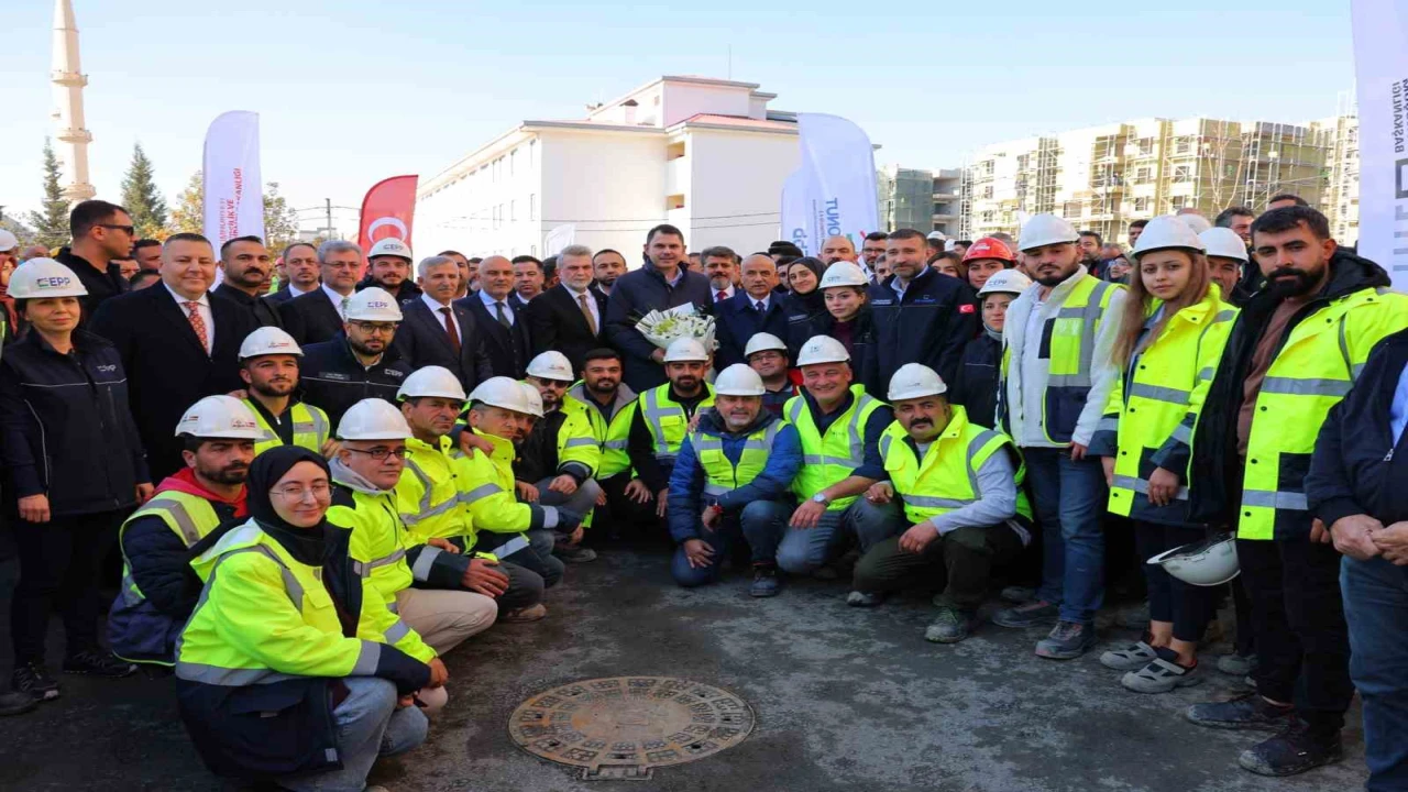 Bakan Kurum: Son tuğlalarımızı koyuyor, son çivilerimizi çakıyoruz