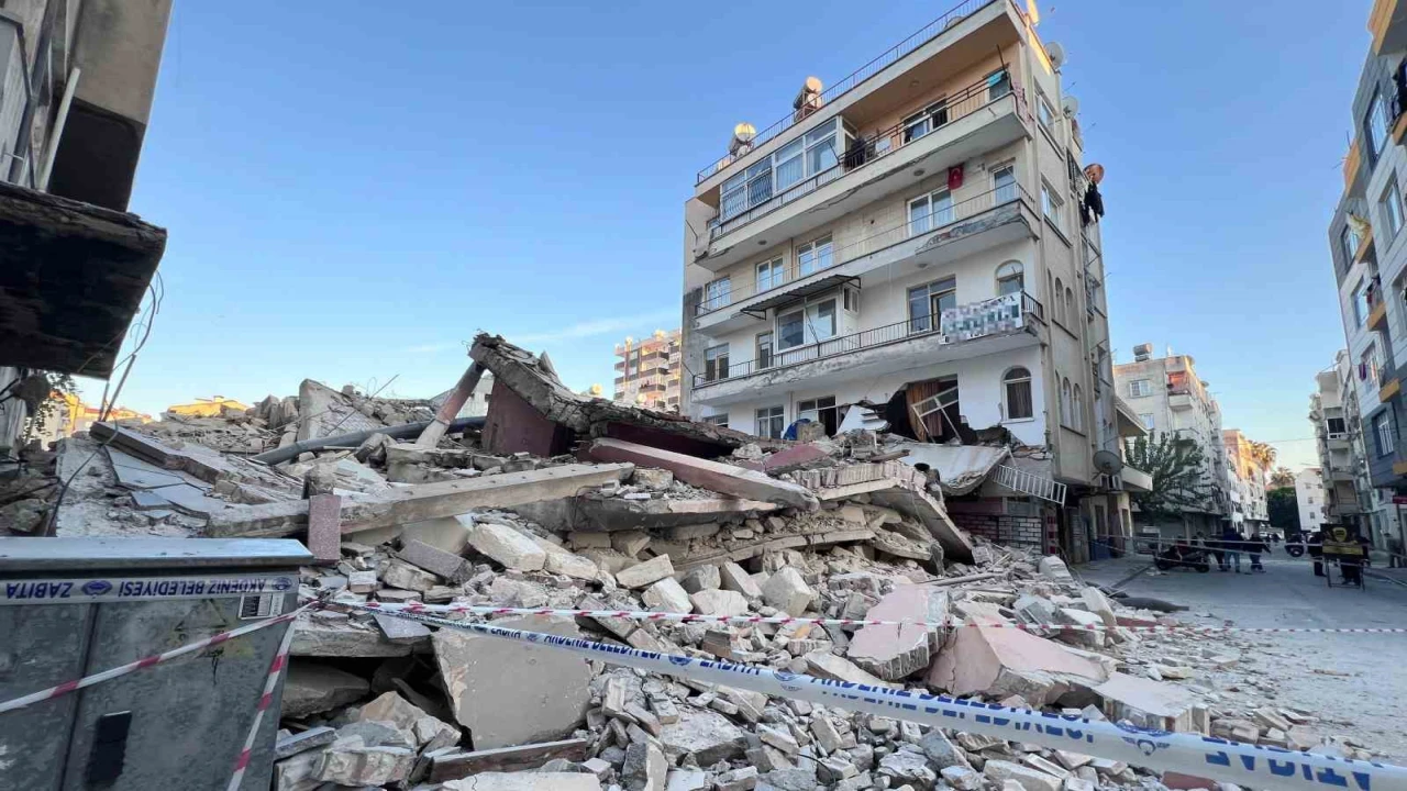 Bina yıkımı sırasında bitişik bina zarar gördü, facia ucuz atlatıldı