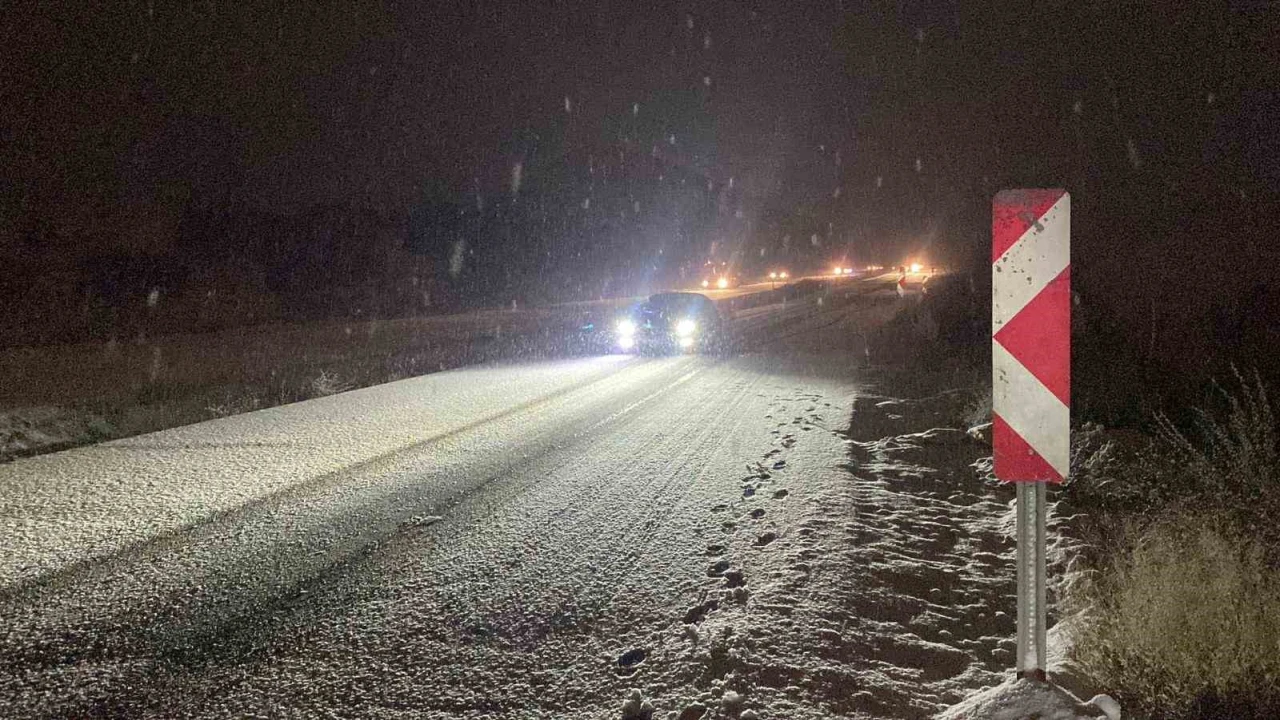 Burdurda kar yağışı nedeniyle birçok araç yola kaldı