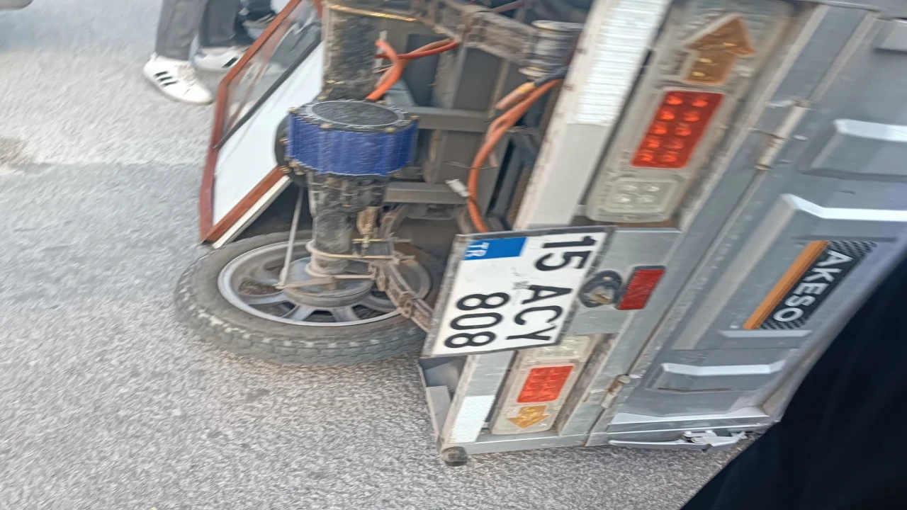 Burdurda minibüsle üç tekerlekli motosiklet çarpıştı: 2 yaralı