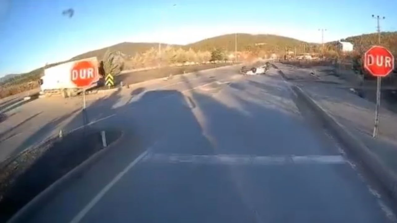 Burdurda otomobil ile kamyon çarpıştı: Kaza anı kamerada