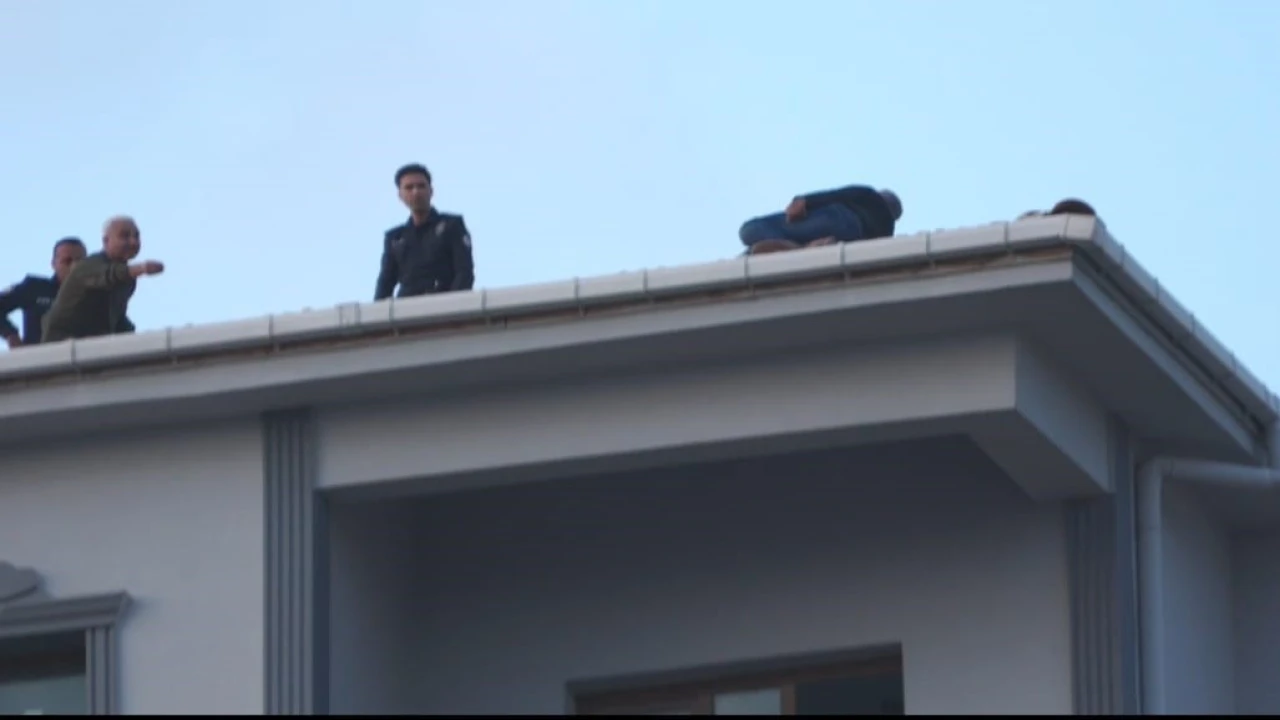 Çatıya çıktı, 80 bin TLlik alacağını tahsil edince ikna olup indi