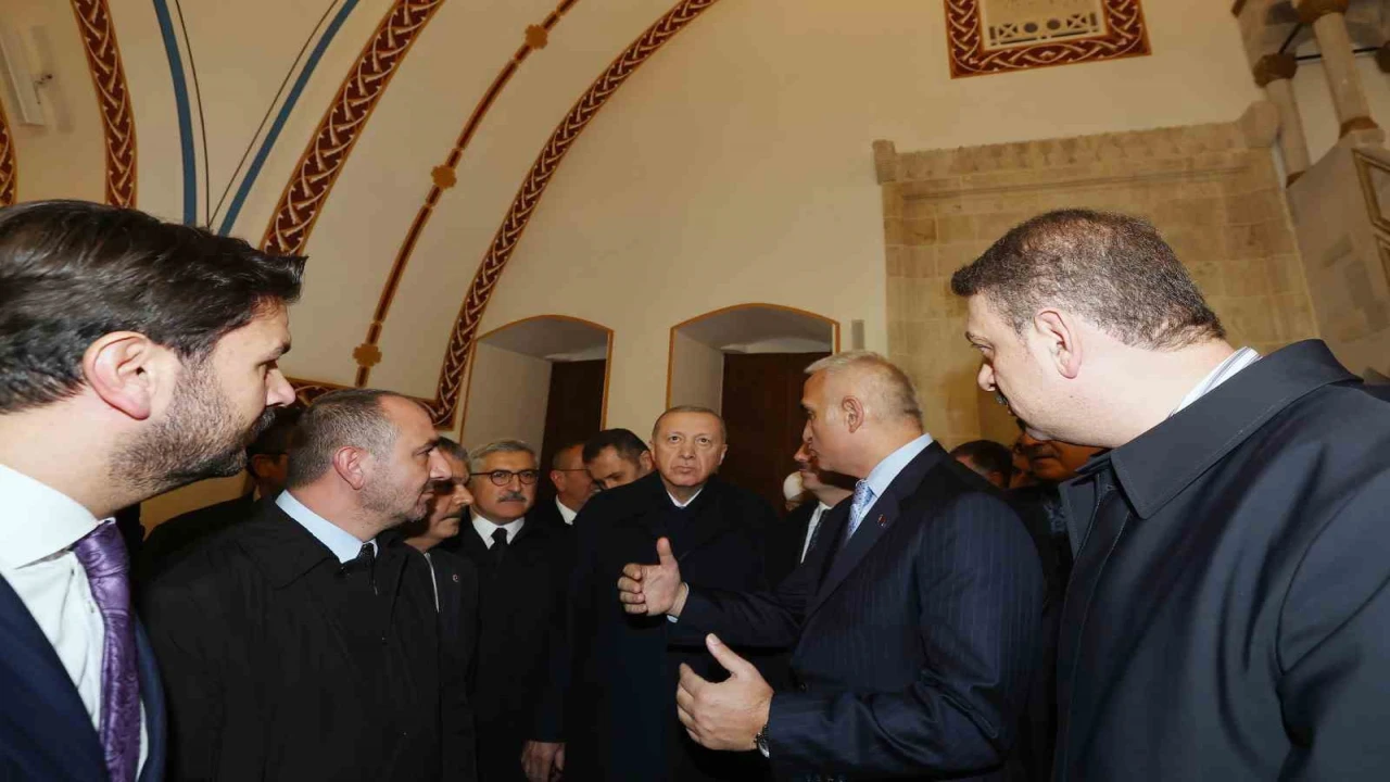 Cumhurbaşkanı Erdoğanın butona basmasıyla tarihin aydınlatılan ilk caddesi olan Kurtuluş Caddesinde yeniden ışıklar yandı