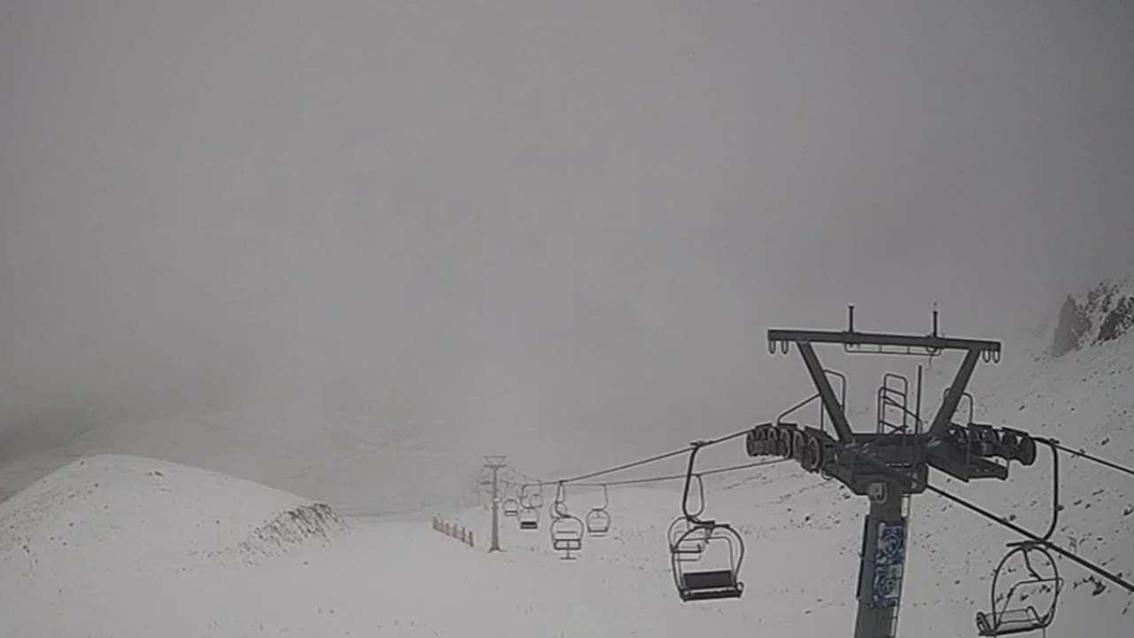 Davraz Kayak Merkezine mevsimin ilk karı düştü bazı noktalarda beyaza bürüdü