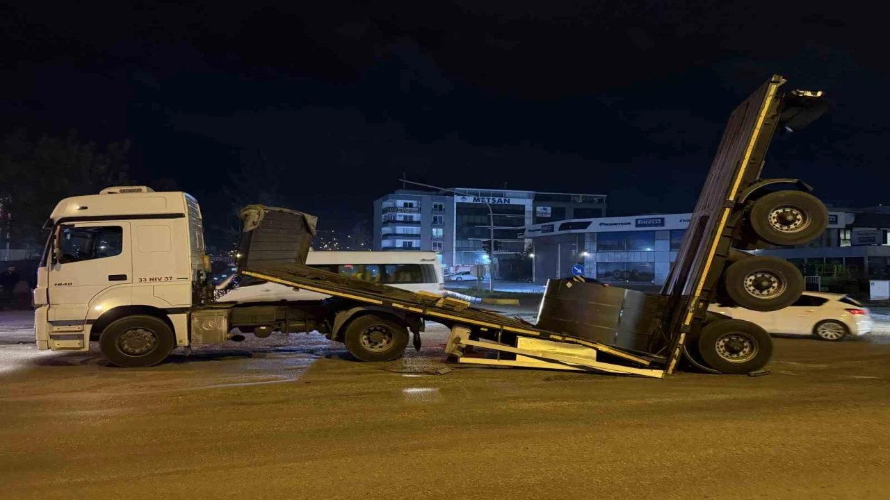 Demir rulo yüklü dorse ortadan ikiye ayrıldı