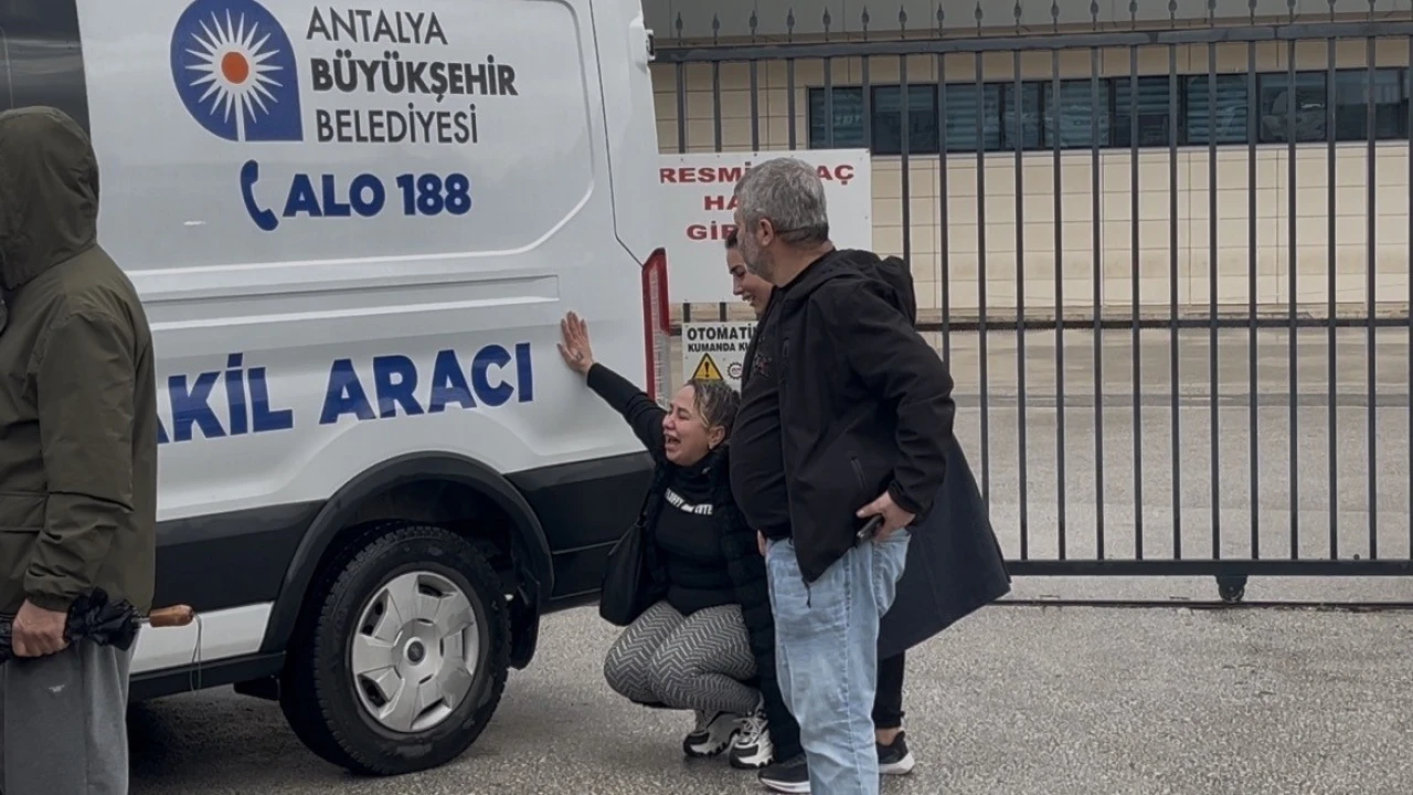 Dereye düşen araçtaki kadının cenazesi teslim alınırken Gitme feryadı yürekleri dağladı