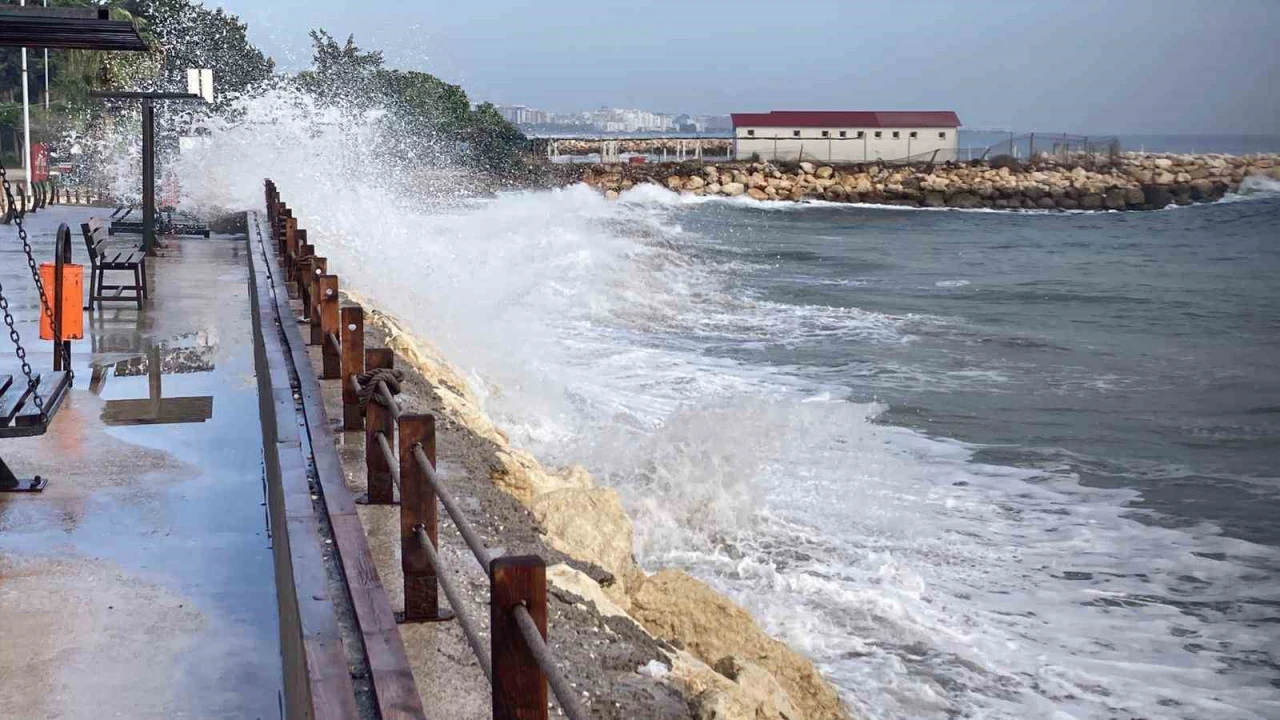 Doğu Akdenizde dev dalgalar kıyıları dövdü