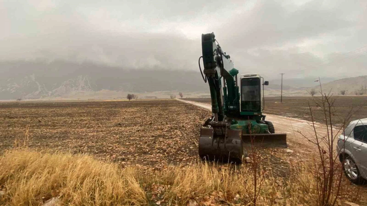 DSİye ait kepçenin çalınıp define arandığı iddiası