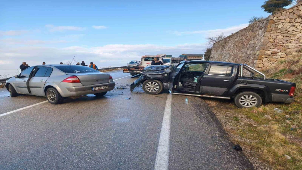 Eğirdirde iki otomobil çarpıştı, sürücüler yaralandı