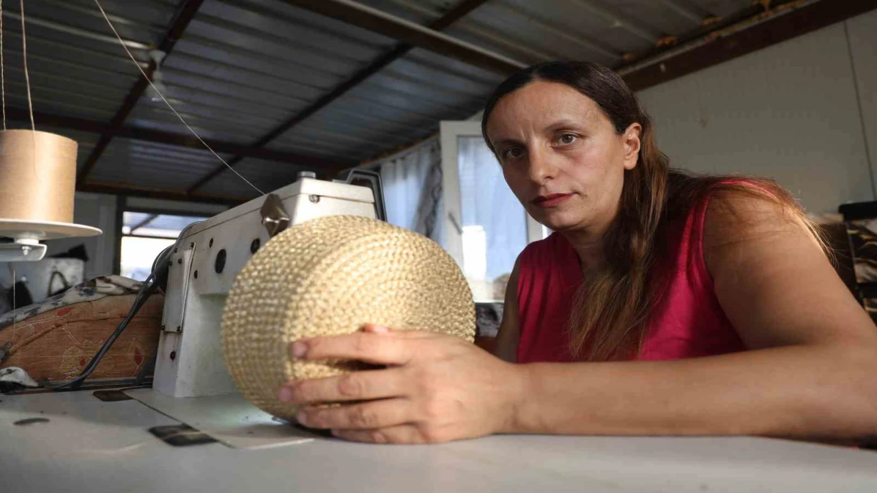 El işiyle ilmik atarak para kazanan 4 çocuklu anne, evlatlarına ve engelli eşine kendi emeğiyle bakıyor