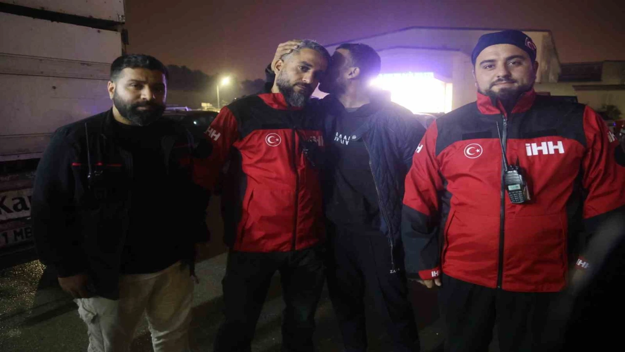 Evladını bulan arama kurtarma görevlisinin alnından öpen baba: Oğluma bunu yapan caninin en ağır cezayı almasını istiyorum