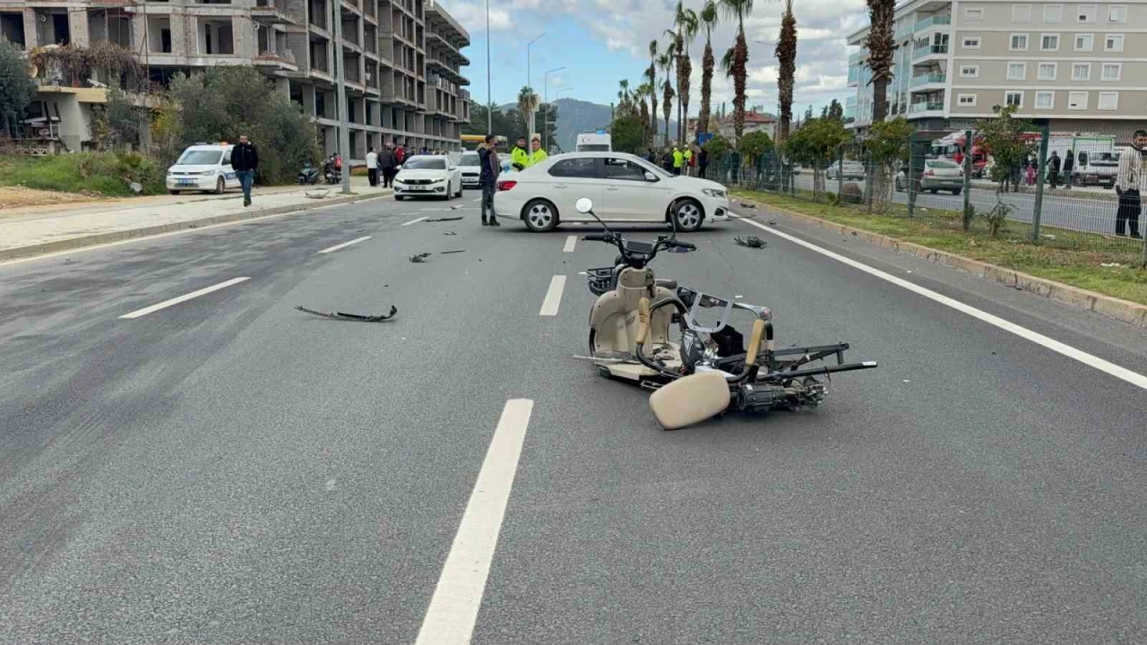 Gazipaşada akülü motosiklete otomobil çarptı: 1 ölü