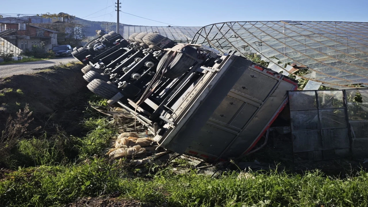 Gazipaşada devrilen kamyonun sürücüsü yaralandı