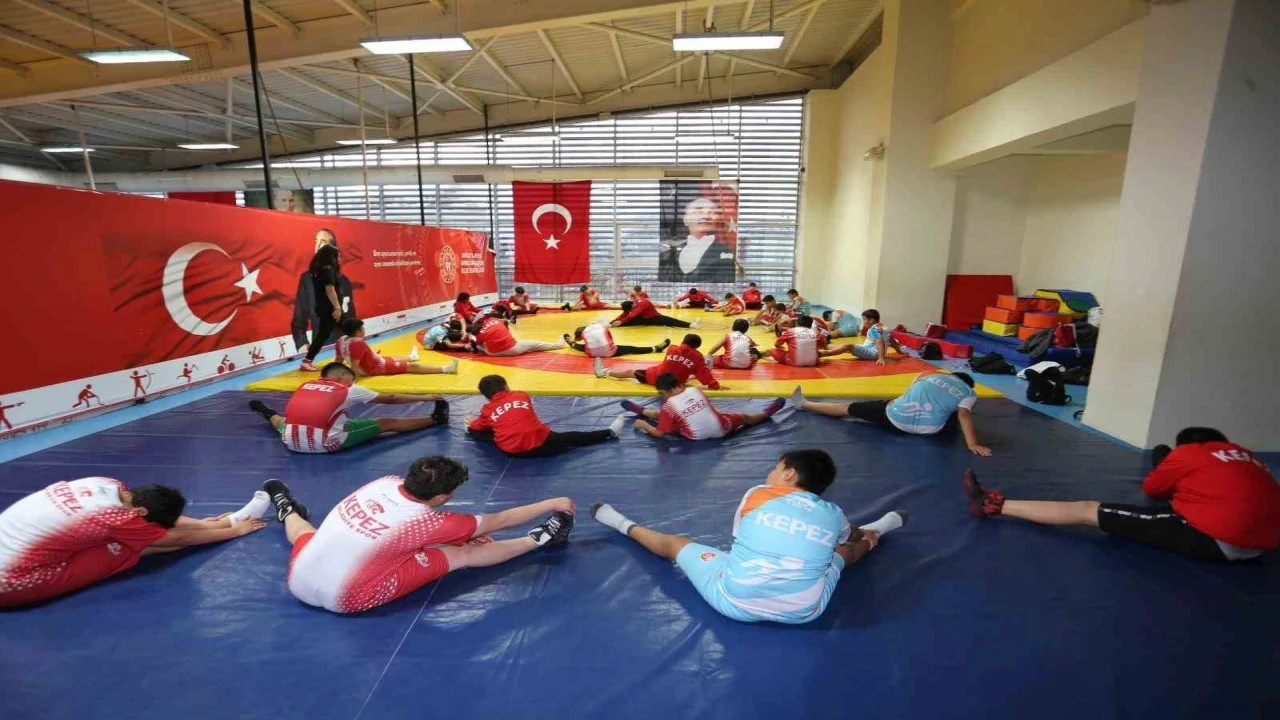 Geleceğin güreşçileri Kepezde yetişiyor