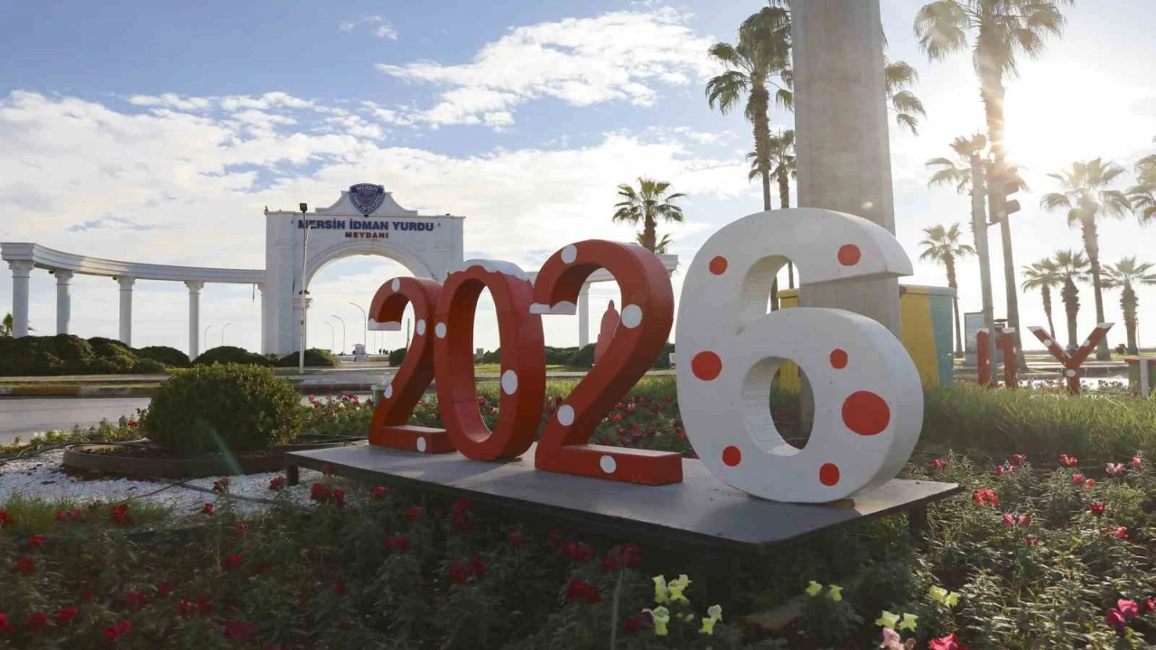 Geri dönüşümle hazırlanan yeni yıl süslemeleri Mersini renklendirdi