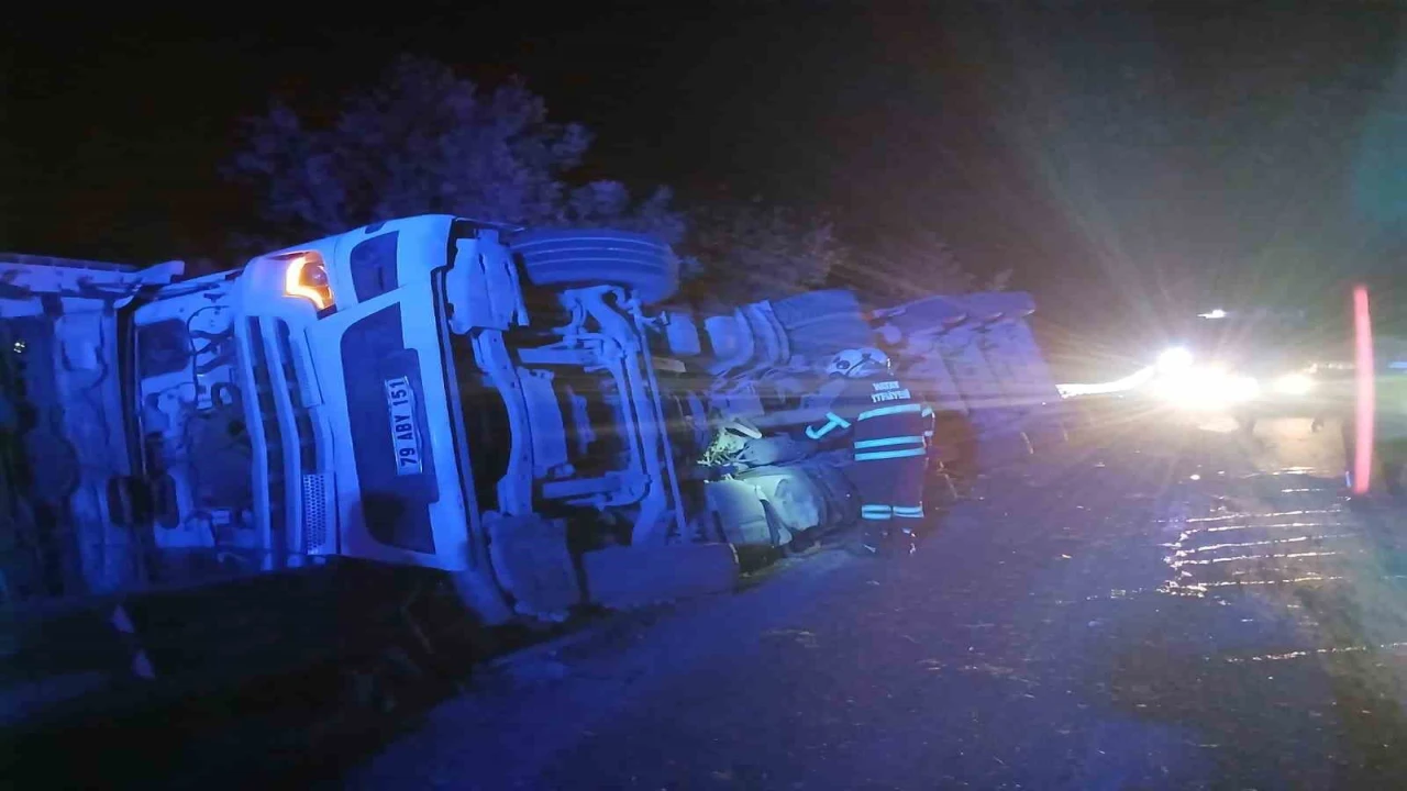 Hassada devrilen tırın sürücüsü yaralandı