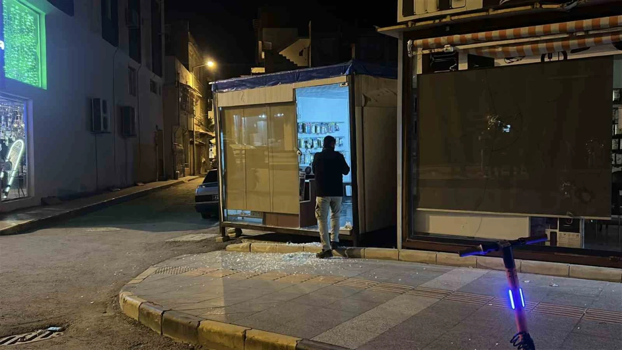 Hatayda 6 araç ve 4 iş yerinin camlarını taşla kırdılar