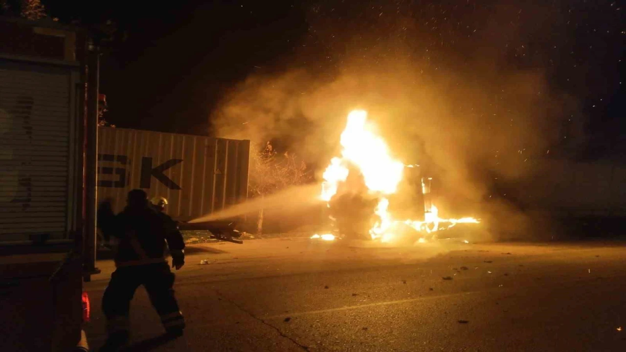 Hatayda alevlere teslim olan tır kullanılamaz hale geldi