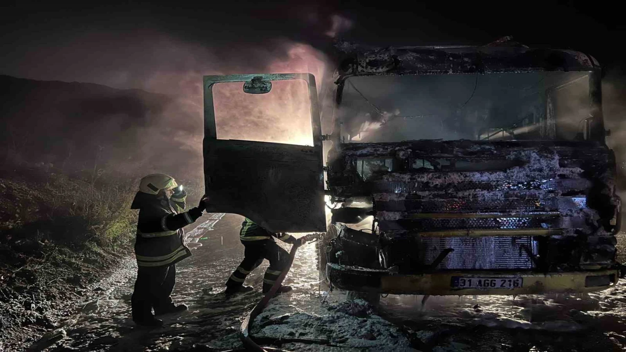 Hatayda alevlere teslim olan tır kullanılamaz hale geldi