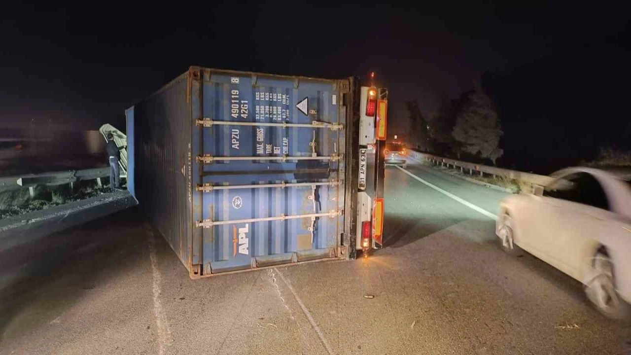 Hatayda fırtına nedeniyle tırlar devrildi