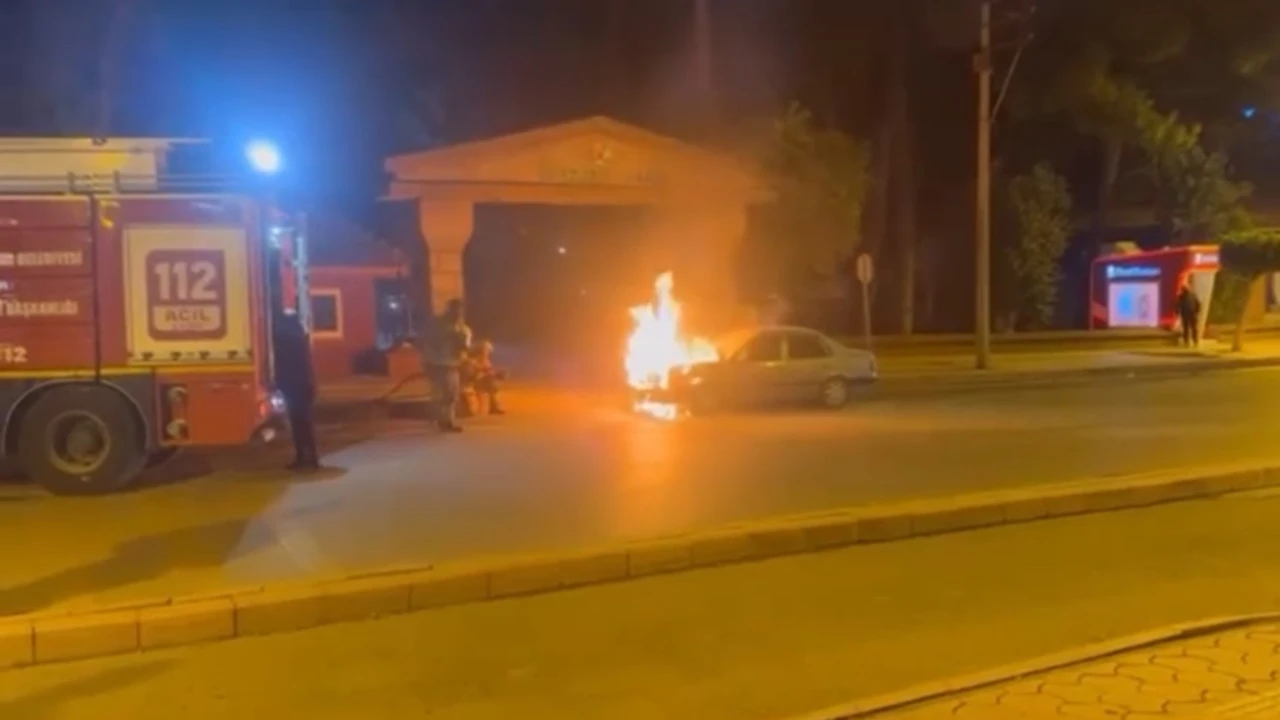 Hatayda seyir halindeki otomobil alevlere teslim oldu