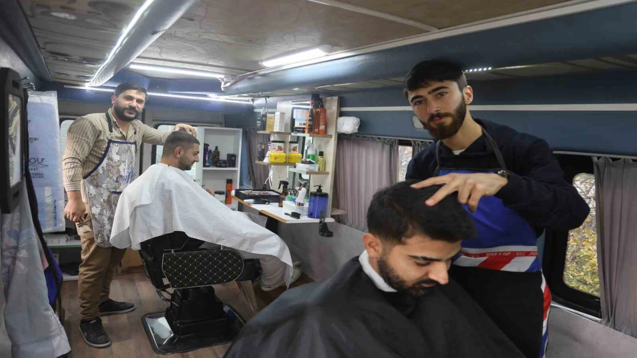 İlk kez görenleri şaşırtan mobil berber, bir ‘Alo ile müşterilerinin ayağına giderek VİP hizmet veriyor