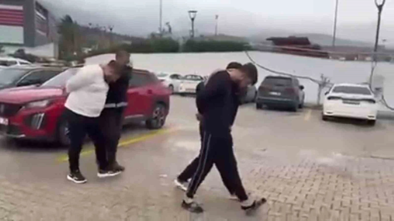 İskenderunda kasten yaralama ve tehdit şüphelisi 3 kişi tutuklandı