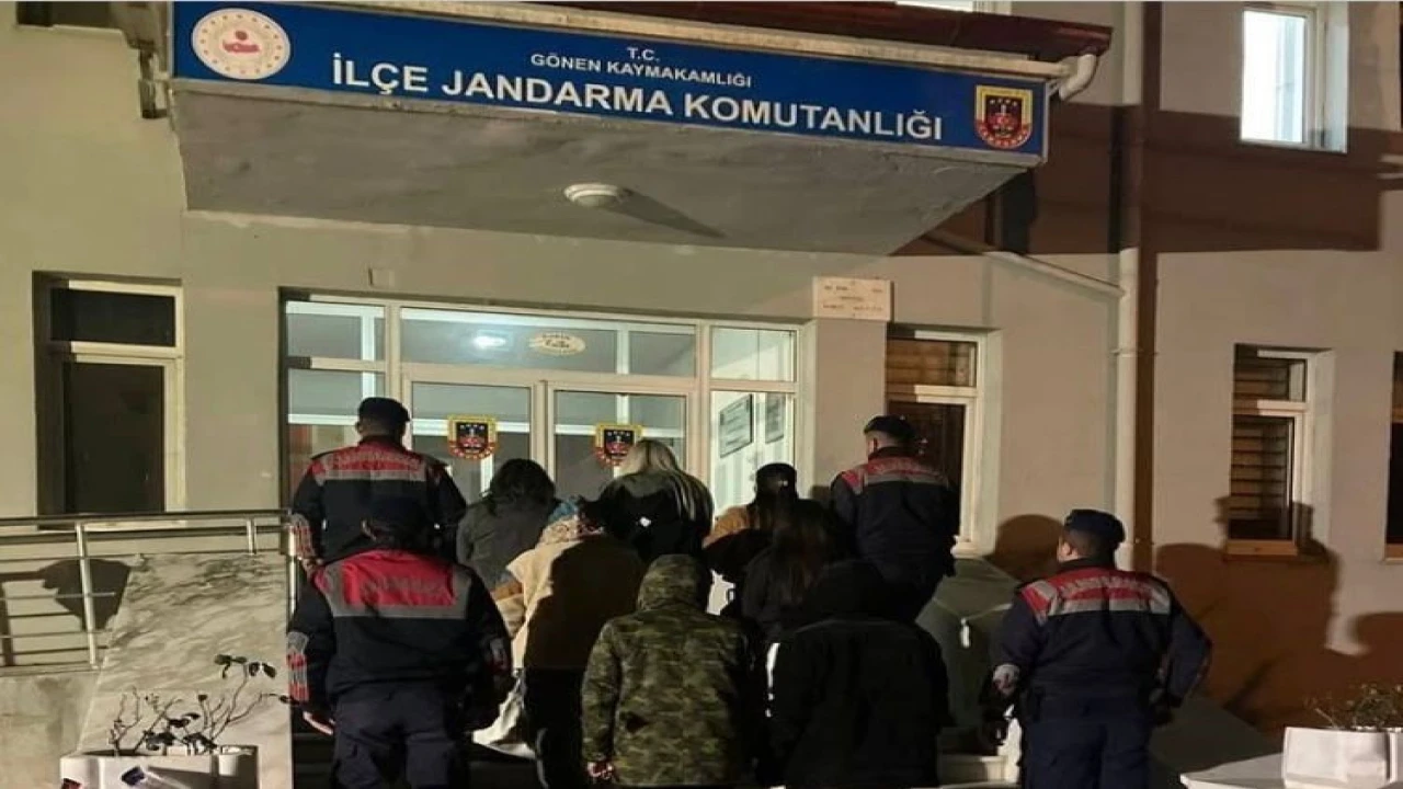 Ispartada düzensiz göç ve göçmen kaçakçılığına yönelik kontrollerde 5 yabancı uyruklu şahıs yakalandı