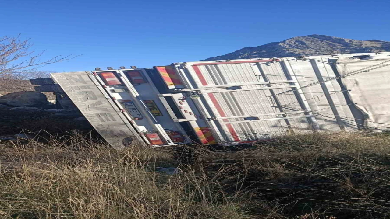 Ispartada kontrolden çıkan kamyon şarampole devrildi, sürücü yaralandı