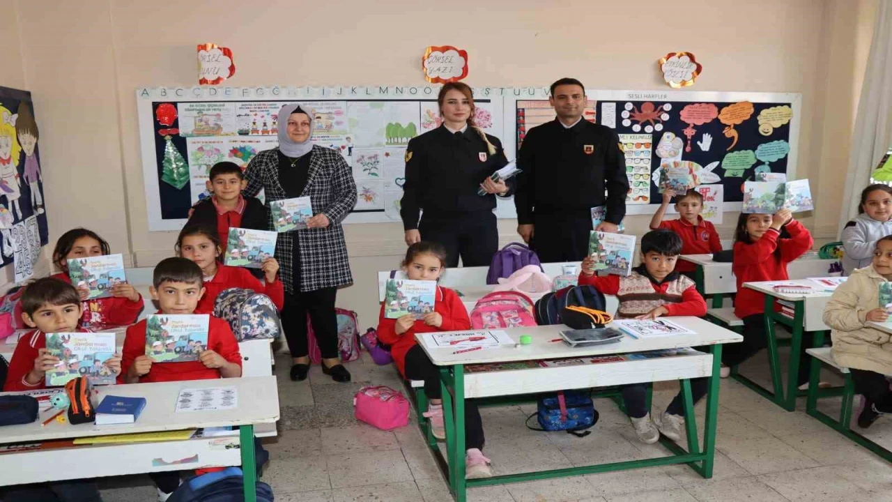 Jandarmadan öğrencilere trafik ve asayiş eğitimi