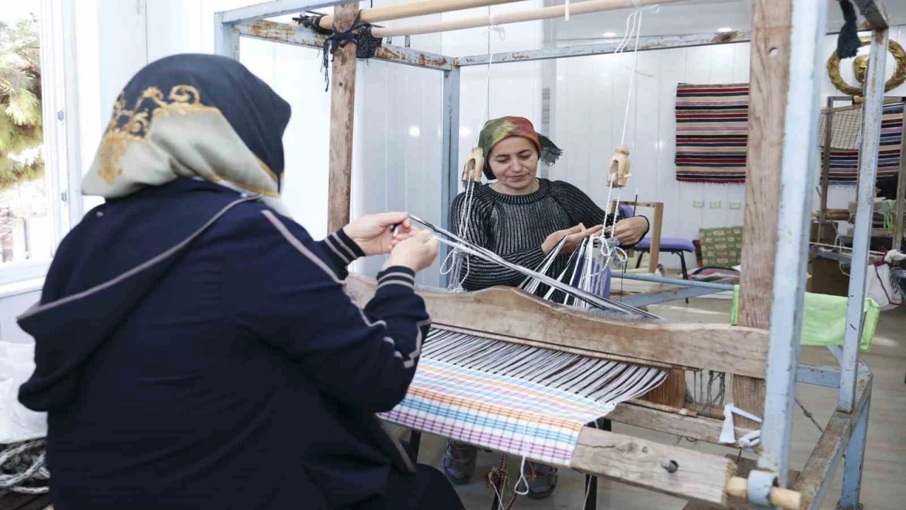 Kadınlar el emeği ve gönül birliğiyle üretiyor