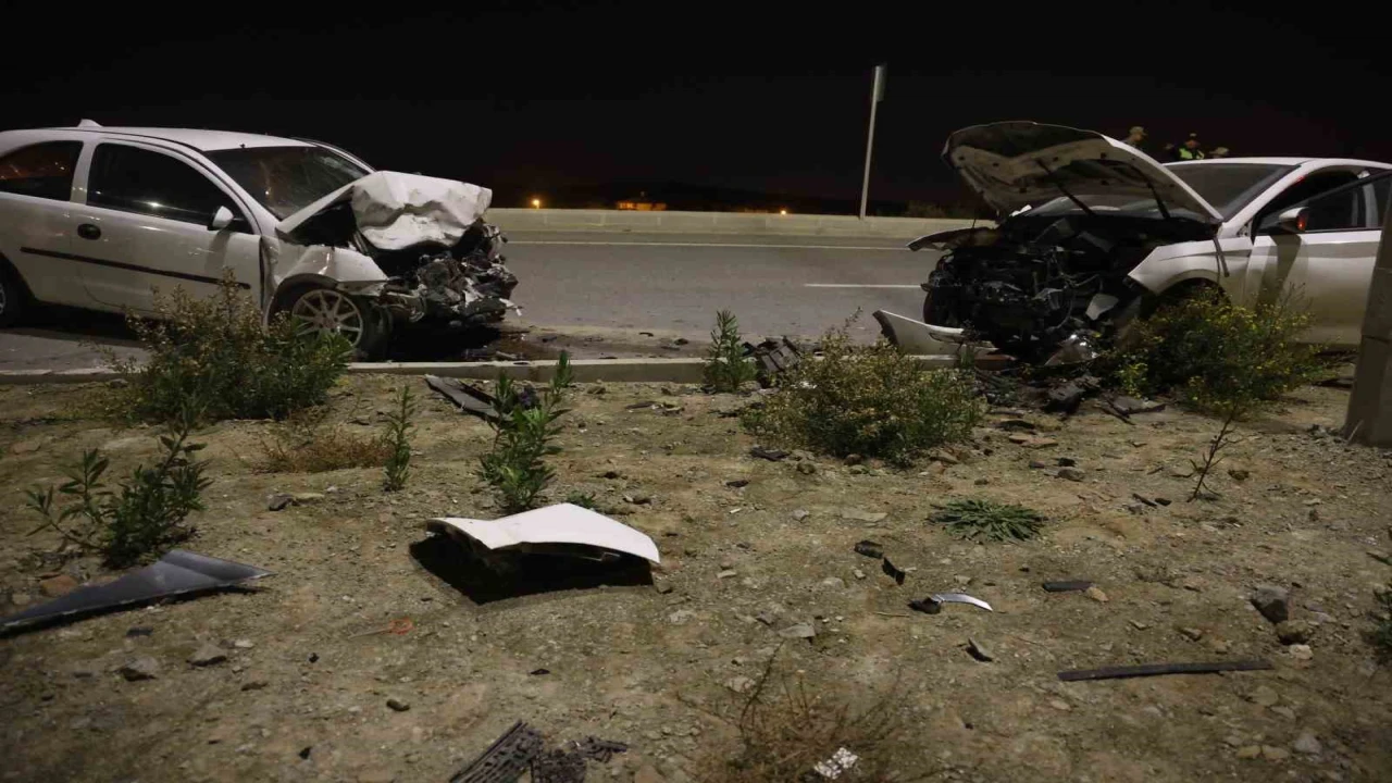 Kafa kafaya çarpışan otomobiller hurdaya döndü: 2 yaralı