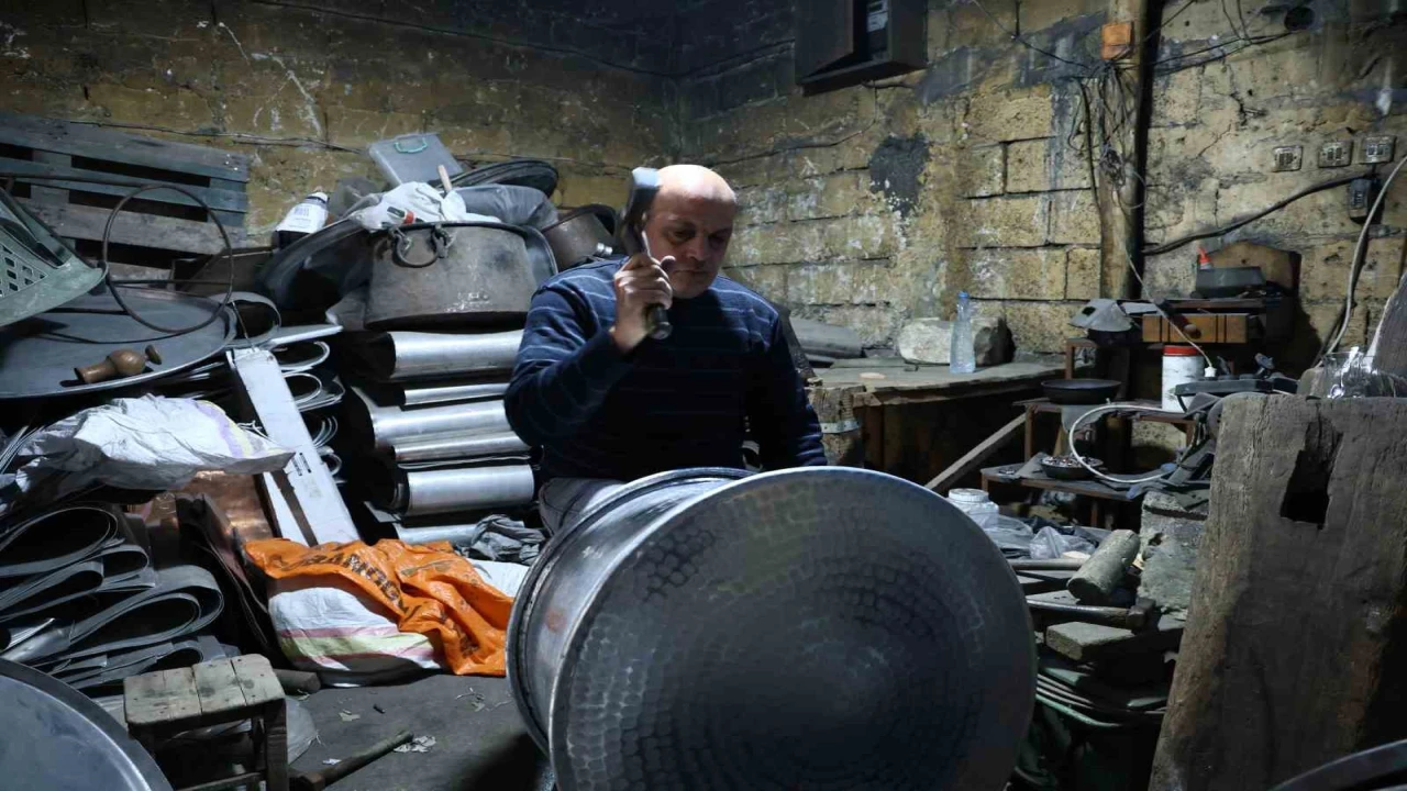 Kahramanmaraşta bakır ustalarının çekiç sesleri asırlık çarşıda hâlâ yankılanıyor