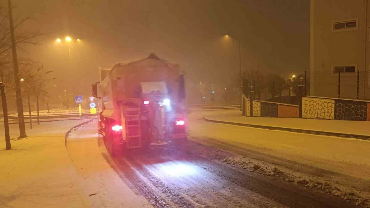 Kahramanmaraşta belediye ekiplerinin kar mesaisi