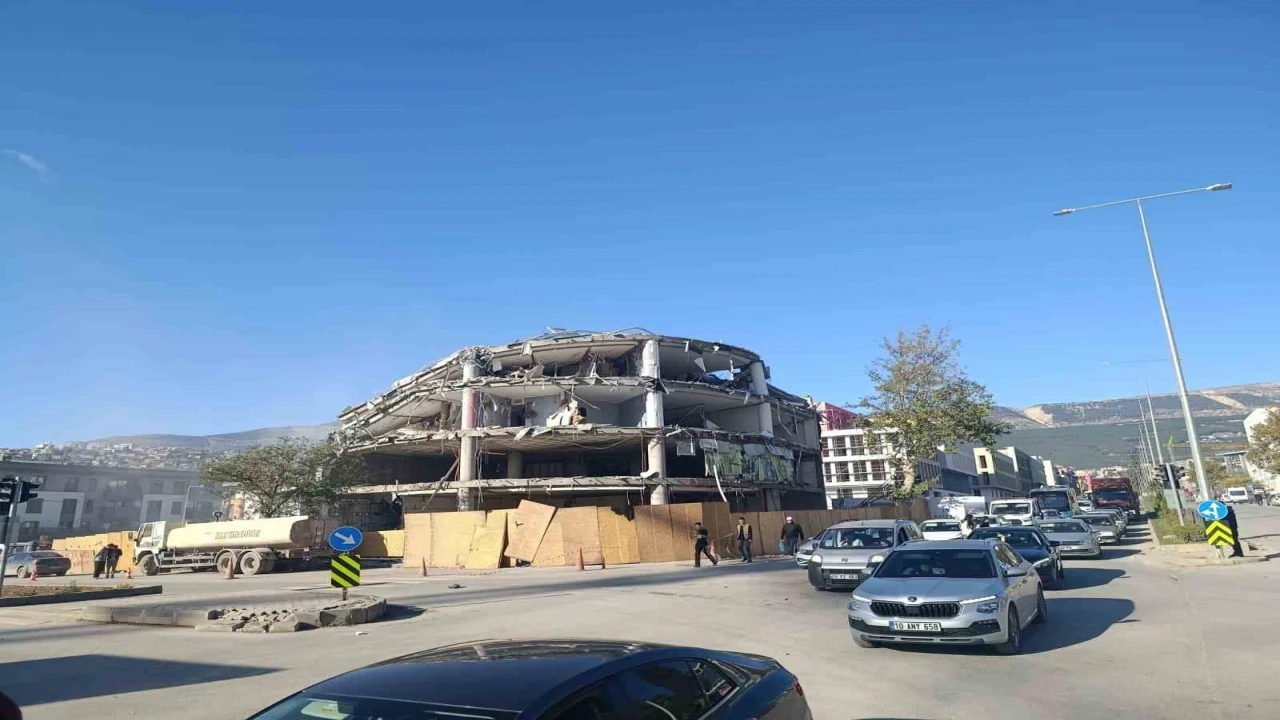 Kahramanmaraşta depremde hasar alan iş merkezi yıkıldı