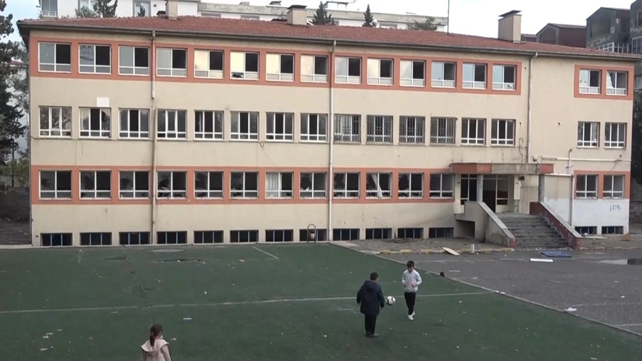 Kahramanmaraşta yarım asırlık okul yıkılmayı bekliyor