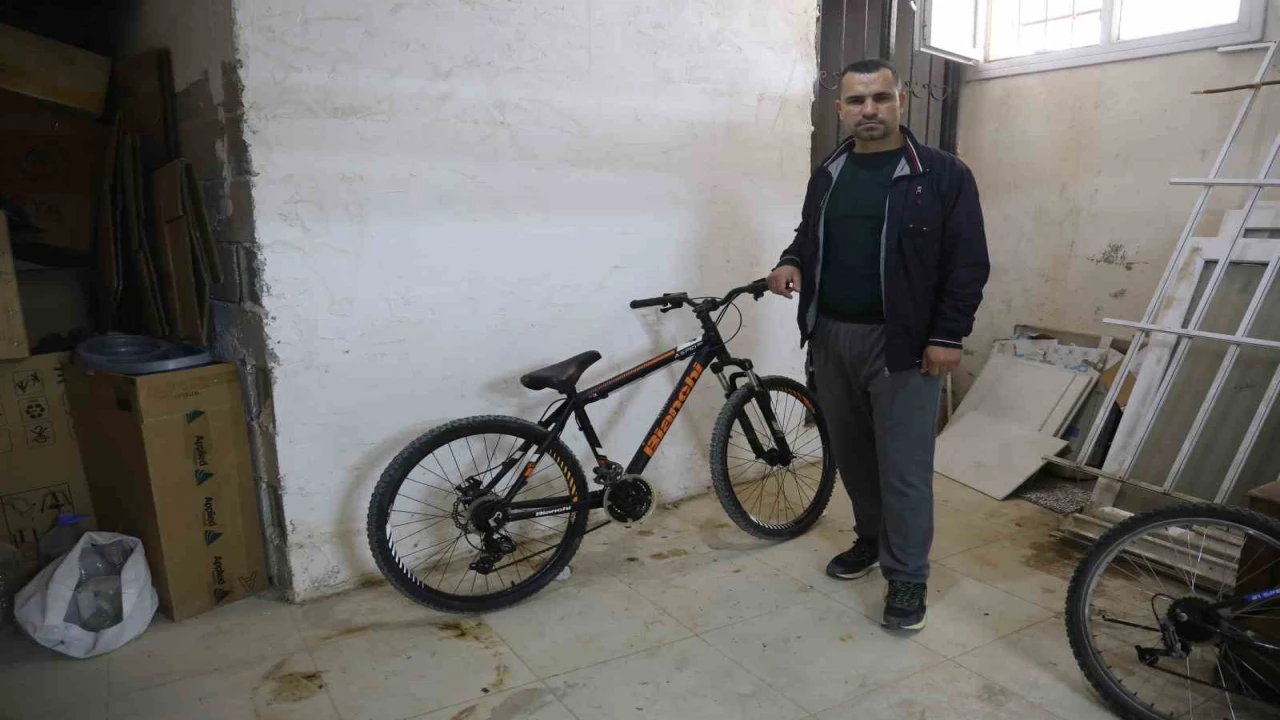 Kameralara yakalanan bisiklet hırsızına Yazık yaşın genç diye şikayetçi olmadık, bir an önce iş bul ve çalış diyerek nasihat etti