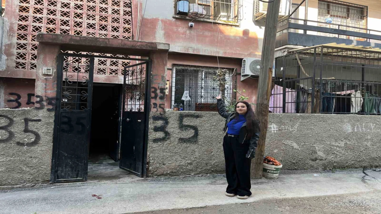 Kargoyu aracından inmeden bahçeye fırlattı